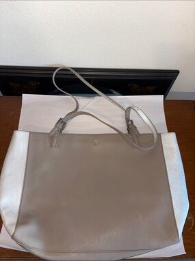 Tory Burch 'York' Buckle Tote Bag made of Saffiano leather Color: Gray & Silver